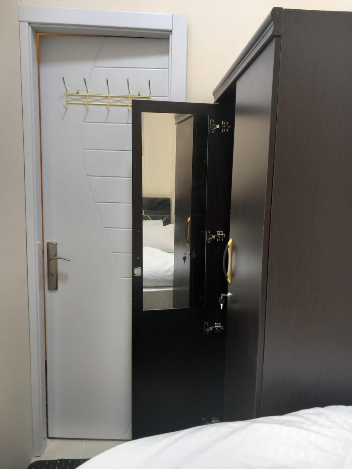 Four Stars Hostel Dubai Exterior foto